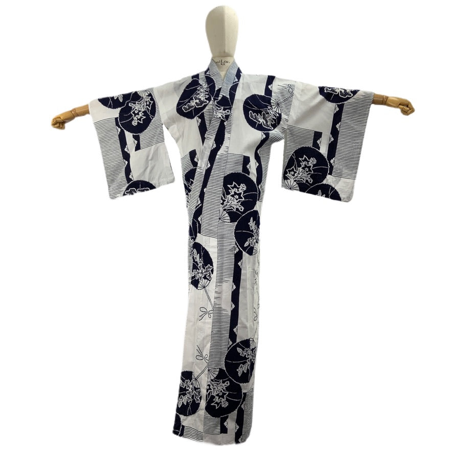 Original japanischer weißer Kimono mit floralen Motiven 34