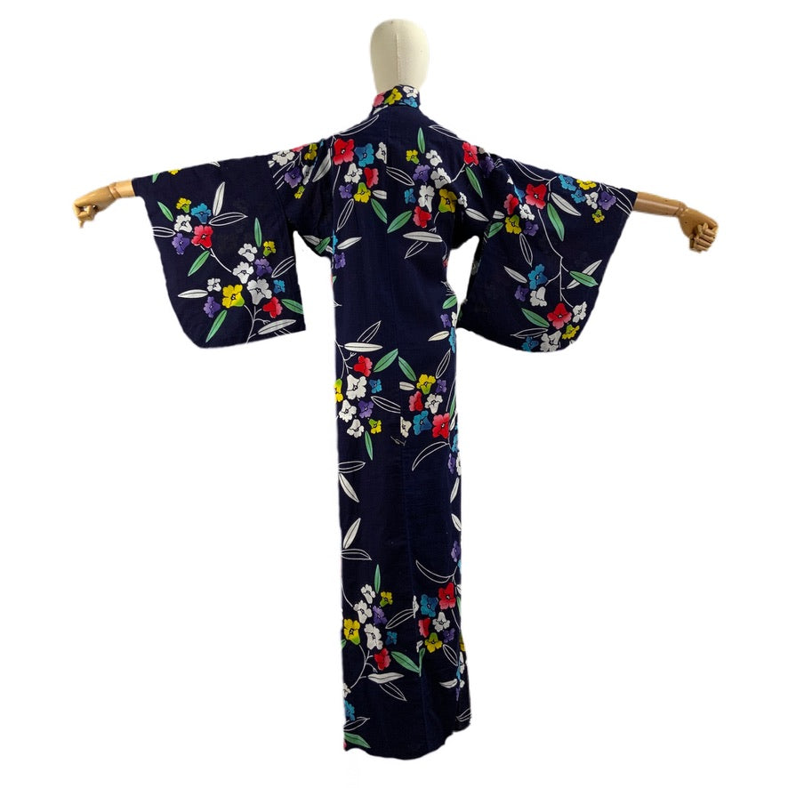 Original japanischer blauer Kimono mit floralen Motiven 47