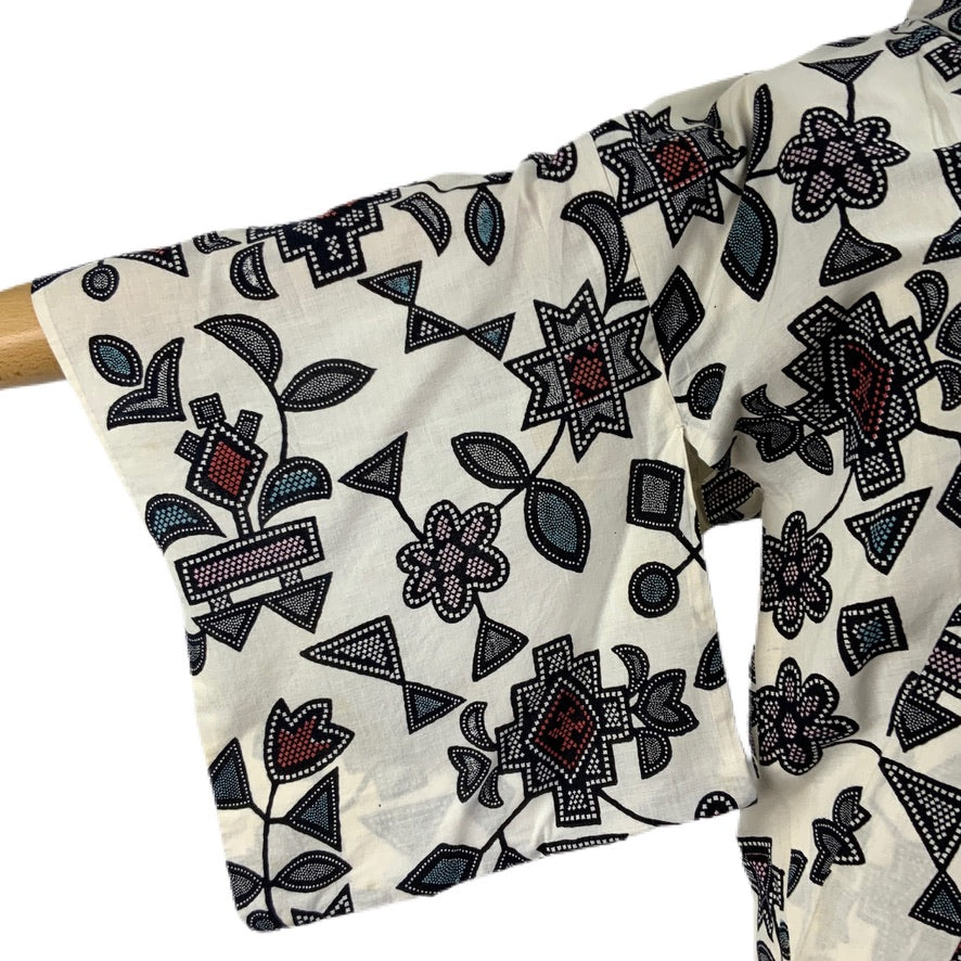 Original japanischer weißer Kimono mit geometrischen und floralen Mustern 32
