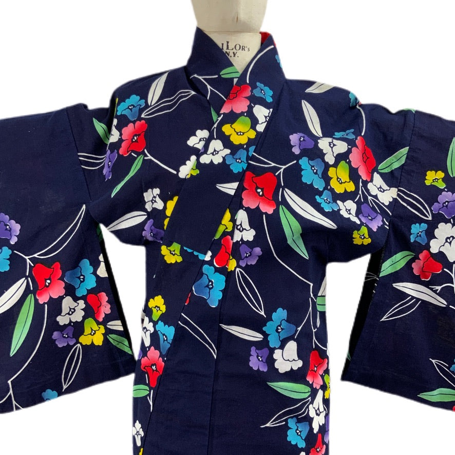 Original japanischer blauer Kimono mit floralen Motiven 47