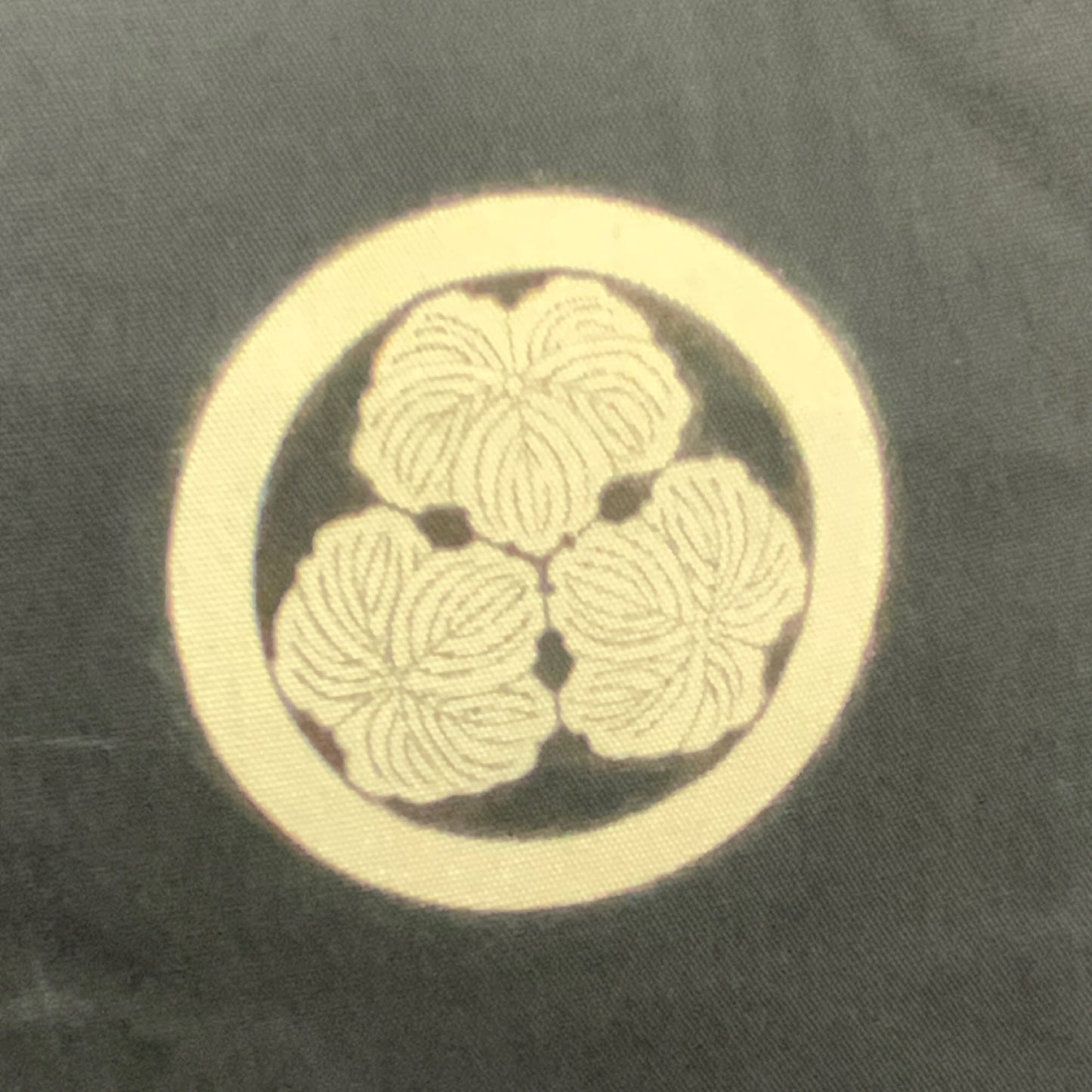 Schwarze Original japanische Kimono-Familienstempel in Seide 64