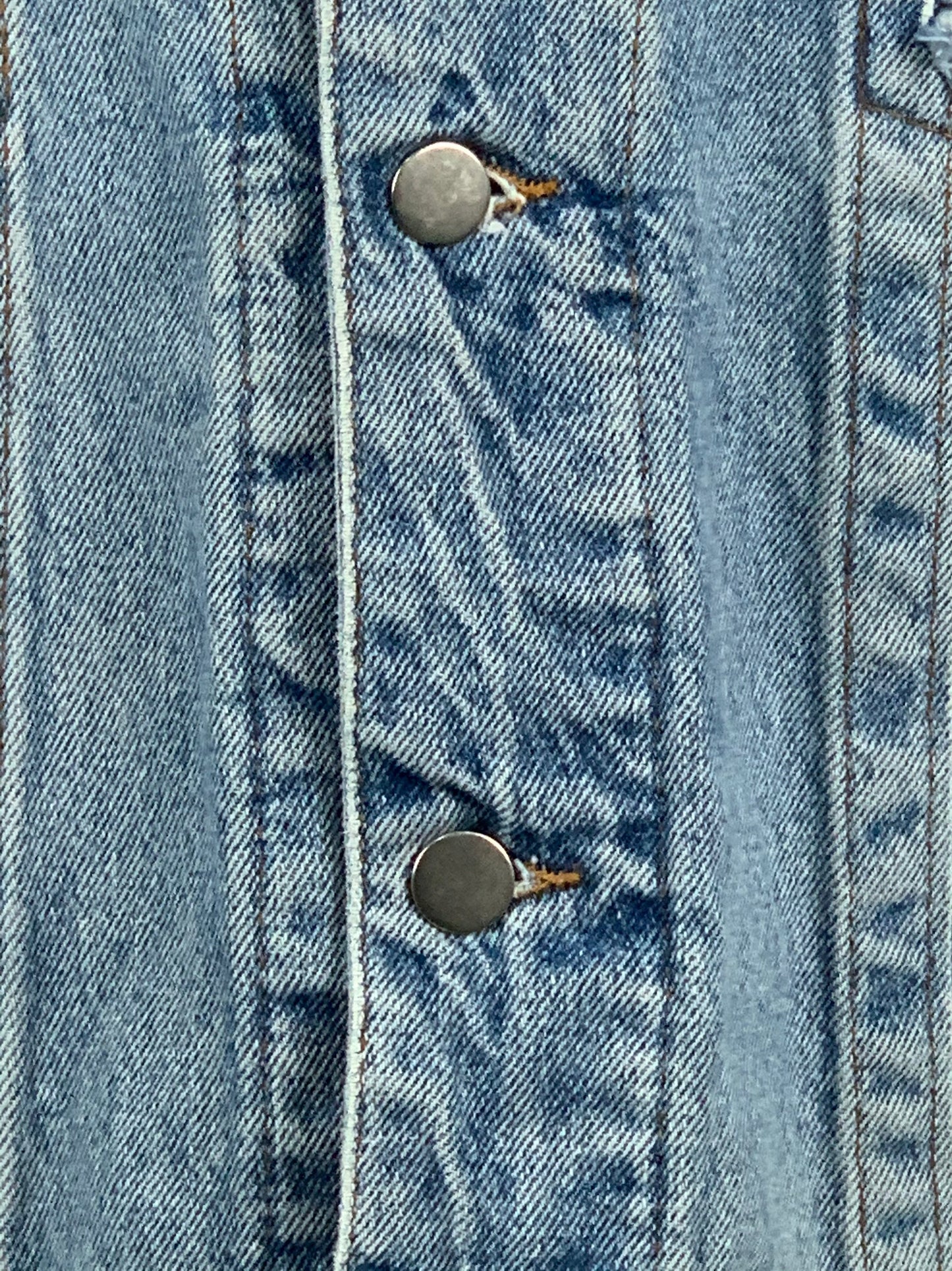 Jeansjacke mit Nieten - Größe groß